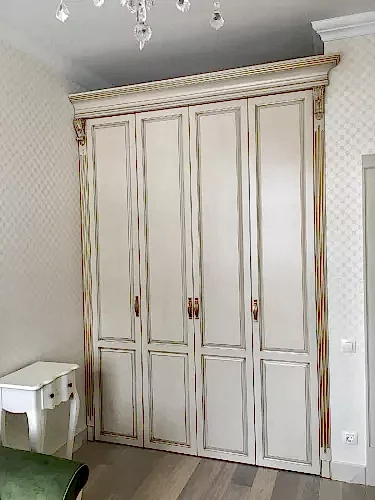 Классический шкаф в спальню из массива