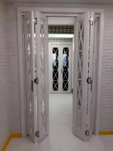 Складные двери из массива бука со стеклом