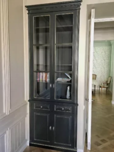 Встроенный книжный шкаф в гостиной из МДФ