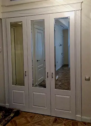 Встроенный шкаф из МДФ в прихожей в классическом стиле