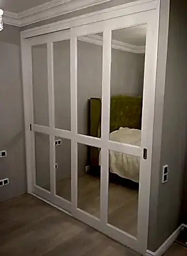 Встроенный шкаф-купе из МДФ в спальню с зеркалом