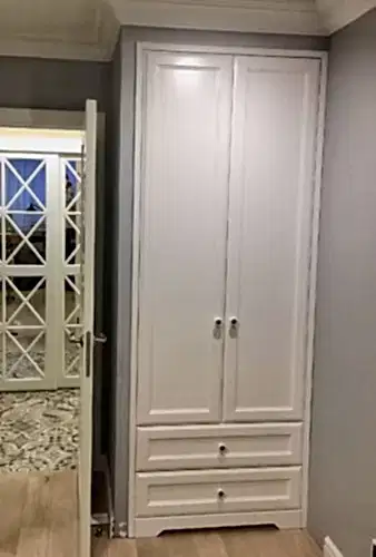 Встроенный шкаф с ящиками в прихожей из массива