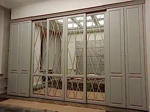 Встроенный шкаф в гостиную из МДФ