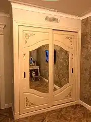 Белый шкаф в прихожу в классическом стиле
