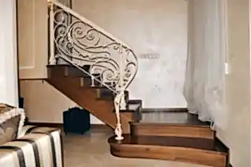 Лестница из массива с ковкой
