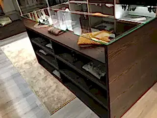 Остров в гардеробной комнате