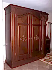 Шкаф из массива дума в классическом стиле