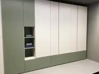 Шкаф с крашенными фсадами