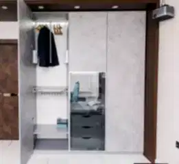 Шкаф встроенный трехдверный